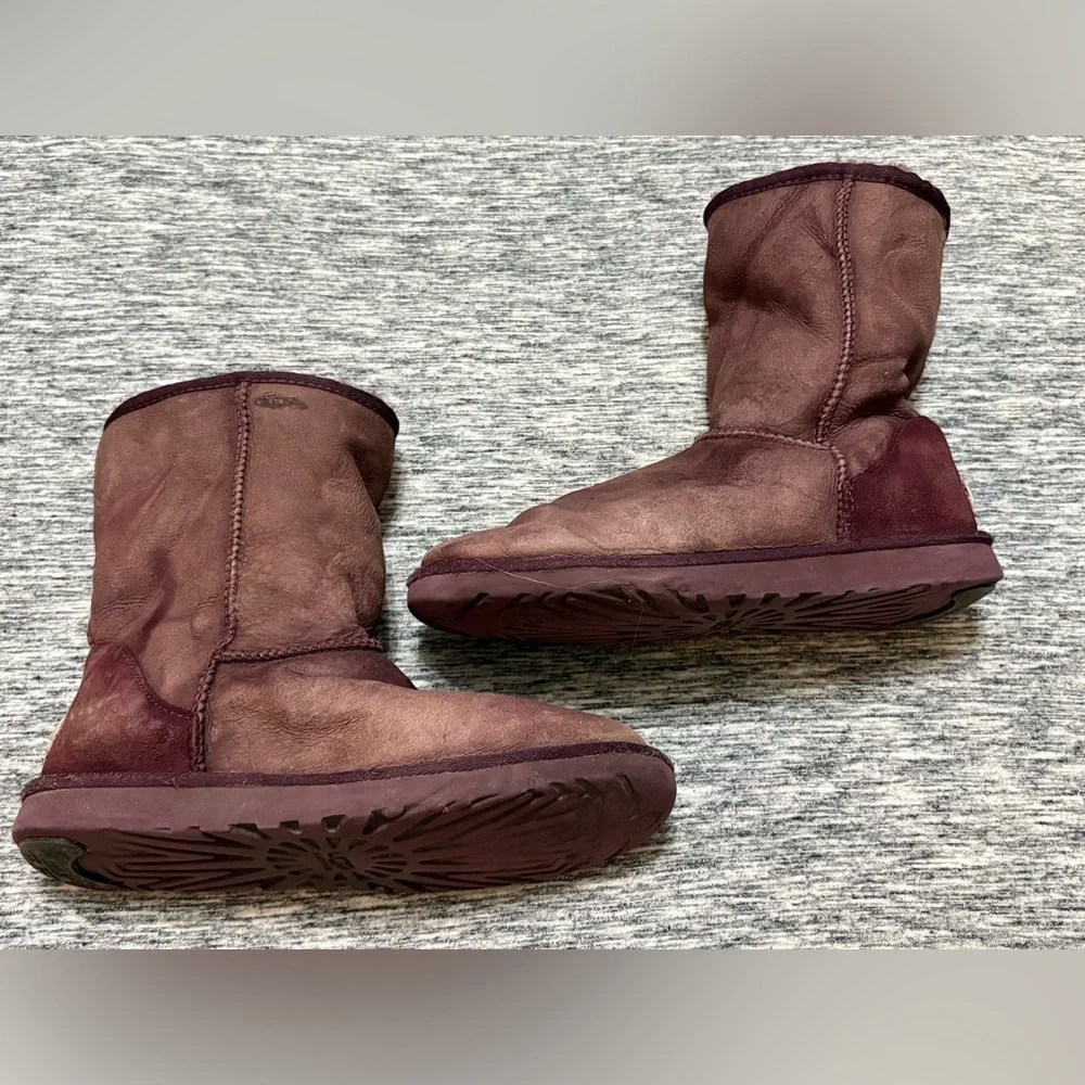 UGG Classic Short Boots Ladies 8 - Picture 1 of 8